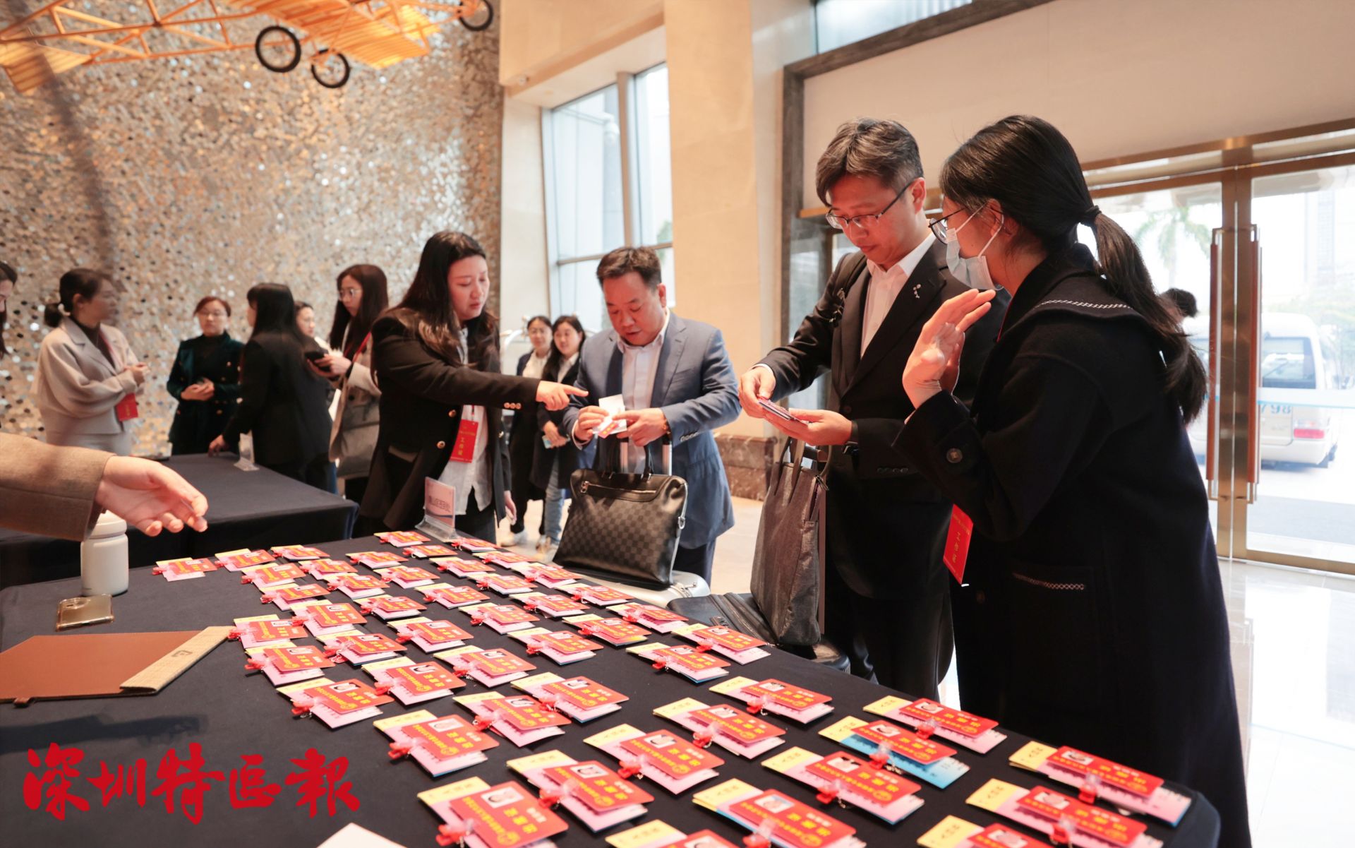 400多市人大代表向七届人大六次会议报到：谈科技创新 话民生热点 说发展机遇 | 聚焦2025深圳两会