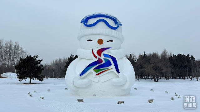 △装饰有亚冬会会徽元素的雪人。（总台央视记者蒋硕拍摄）