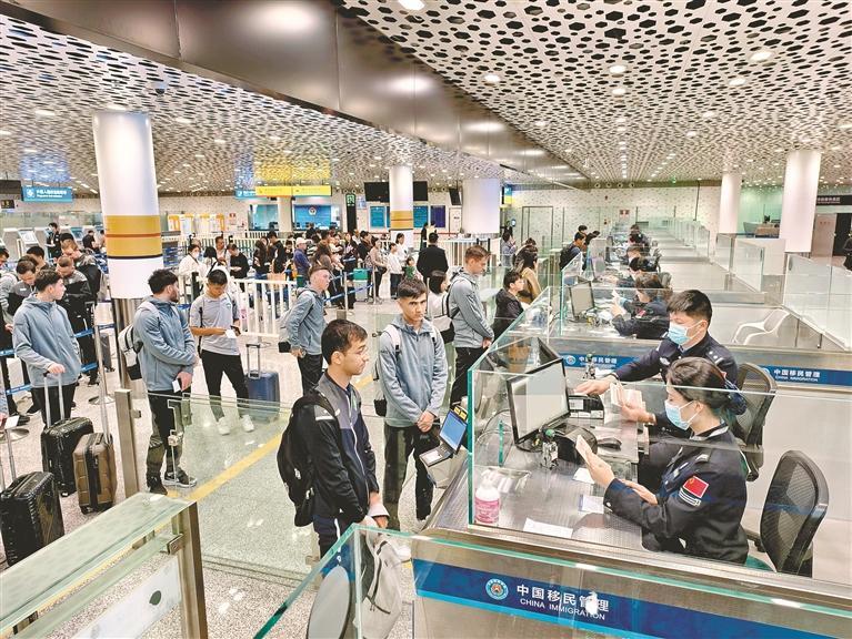 春节假期出境游火热  深圳机场口岸出入境人次同比增逾两成