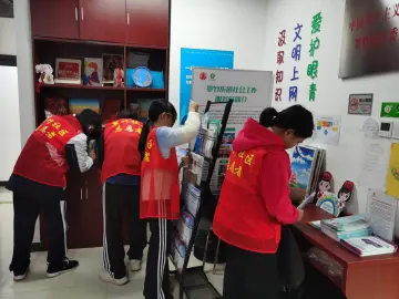 翠竹社区开展青少年志愿者卫生行动