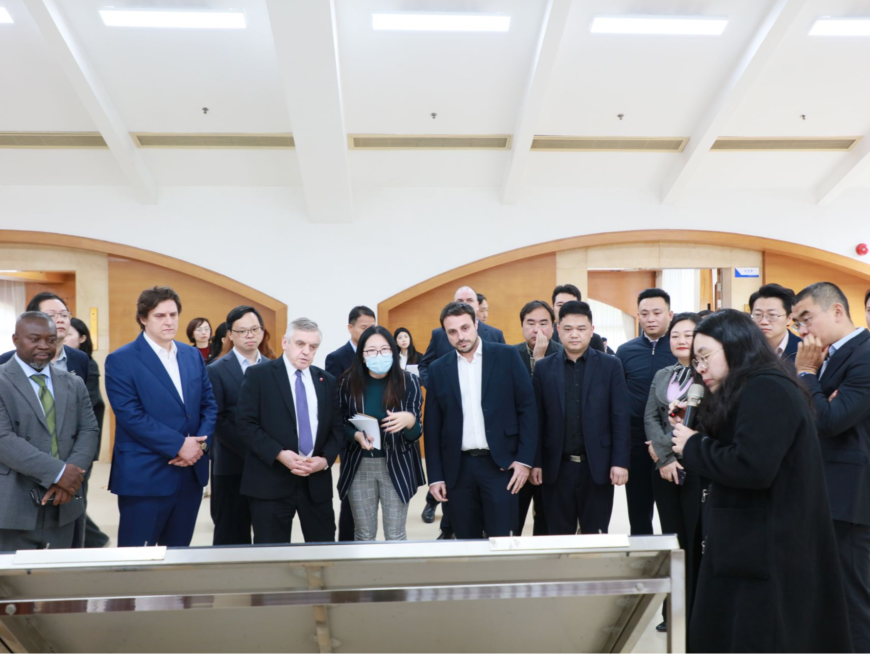 在九围国际总部，宝安召开了一次特别的会议