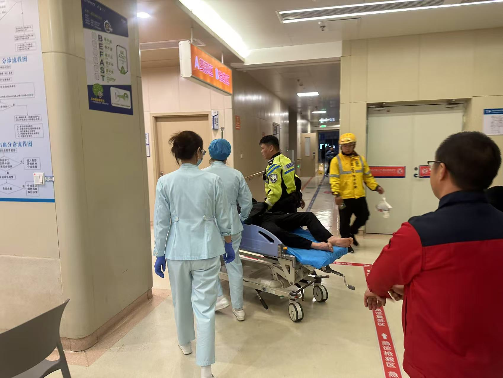 生死时速！龙岗铁骑紧急护送煤气中毒患者就医