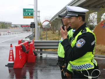 跟着“守隧人”到深中通道巡逻，深圳西部高速交警护航春节假期返程丨新春走基层