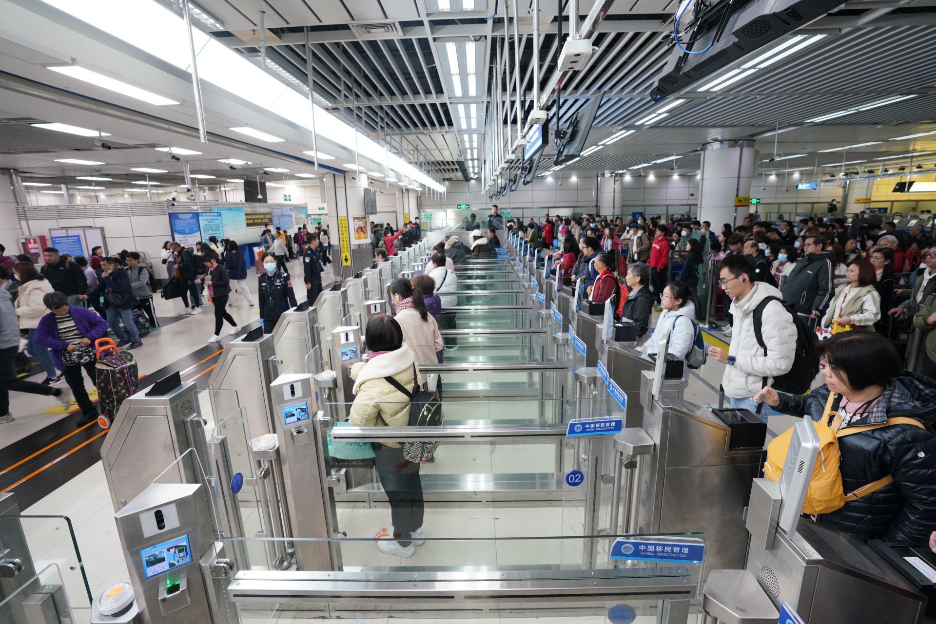 深圳湾口岸今年通关量破千万 225万人次享受“刷脸”通关