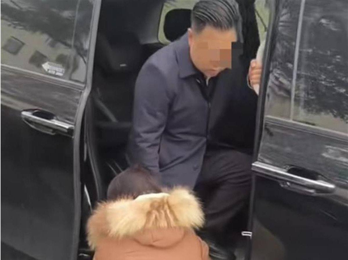 陕西洋县通报“群众抱干部腿”：系交通事故引发分歧，正协调处理