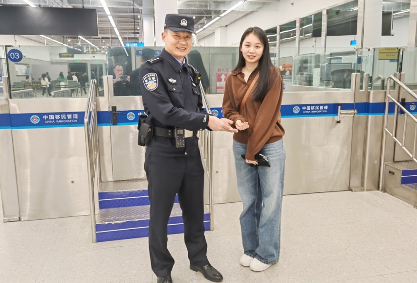 女台胞遗失手链心急如焚，边检民警助力寻回