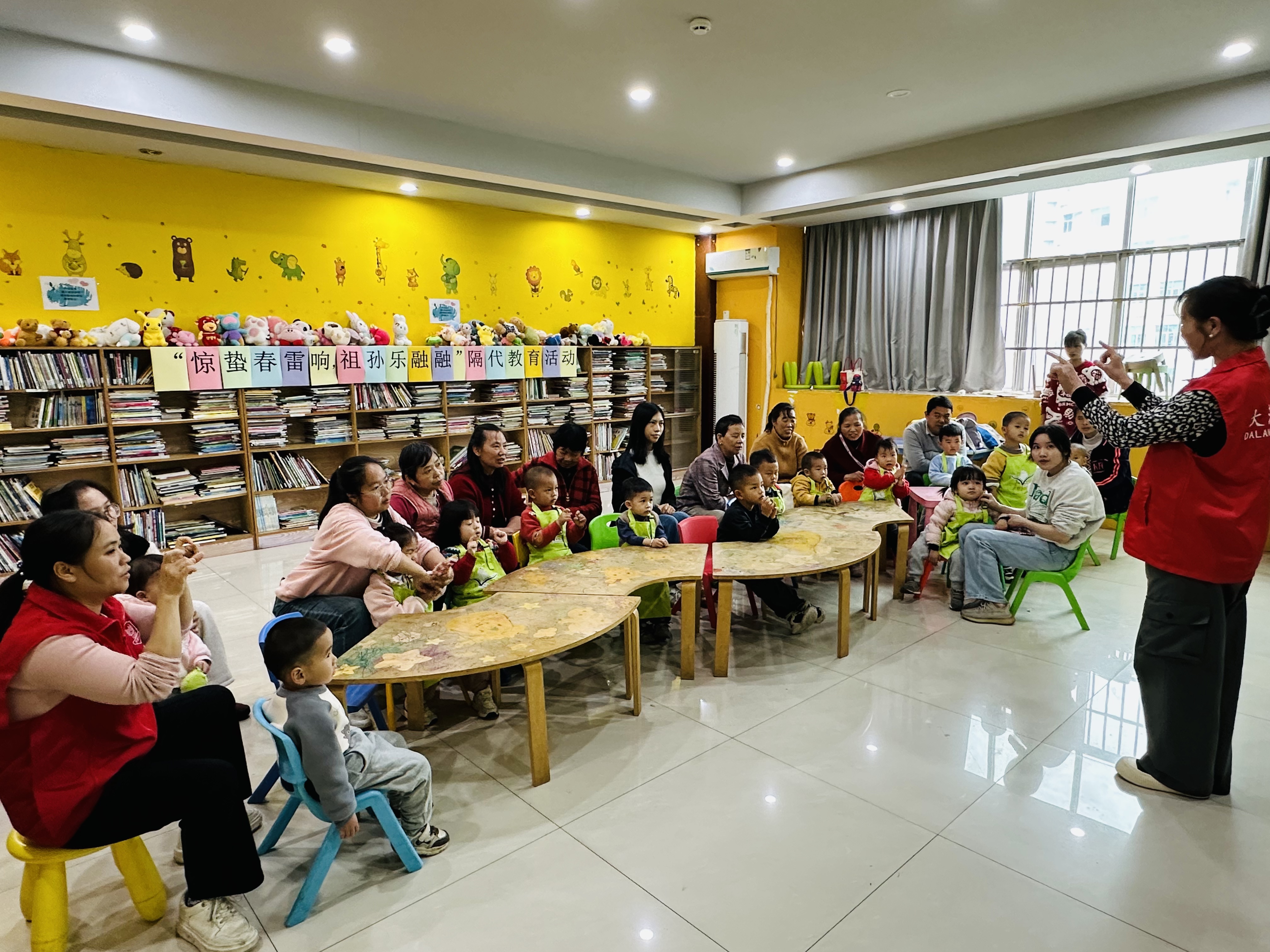 “共享奶奶”陪护幼童，传递社区邻里温情