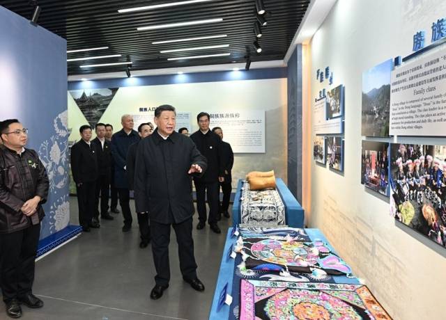 这是3月17日下午，习近平总书记在贵州黔东南州黎平县肇兴侗寨侗族文化展示中心考察。新华社记者 谢环驰 摄