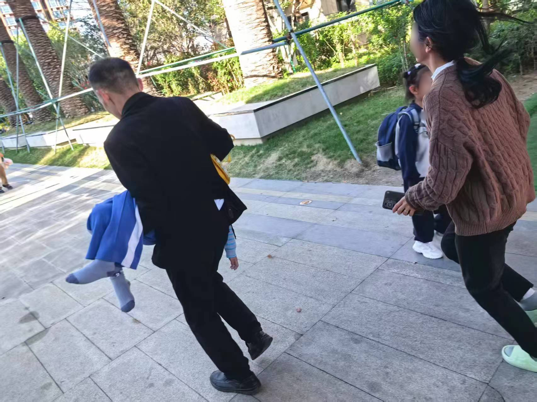 8岁孩童高热晕厥，深铁物业暖心救助