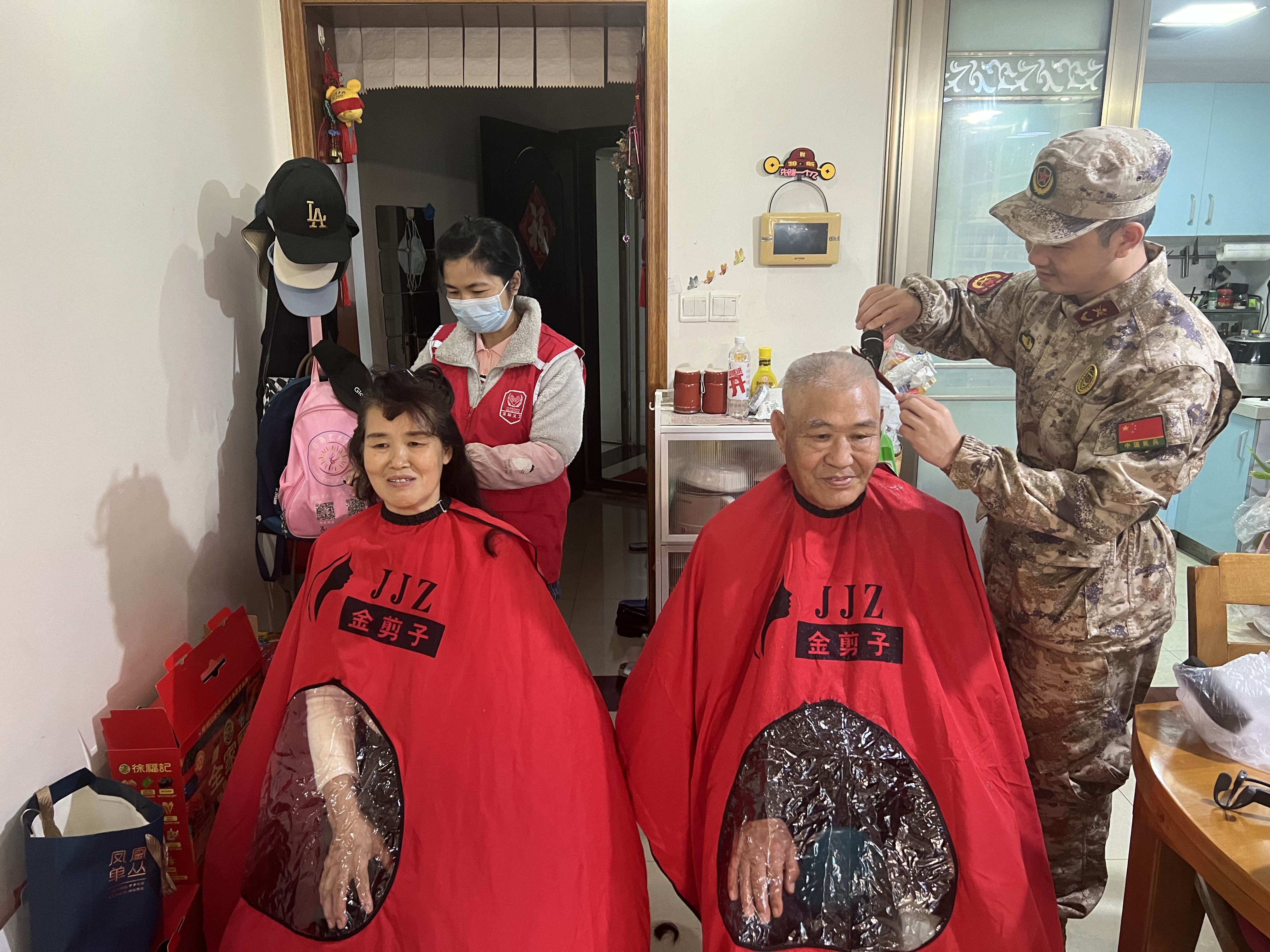 现场为老班长理了个发！福海街道开展“学雷锋”志愿服务活动