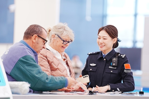 皇岗边检站：英飒女警勇担当，藏蓝玫瑰亦铿锵