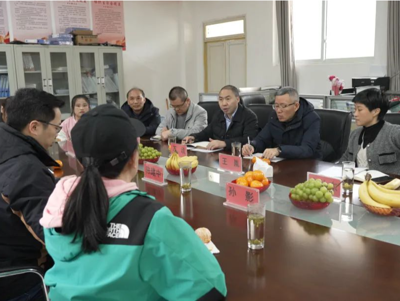 深黔携手助学 爱心书桌圆梦