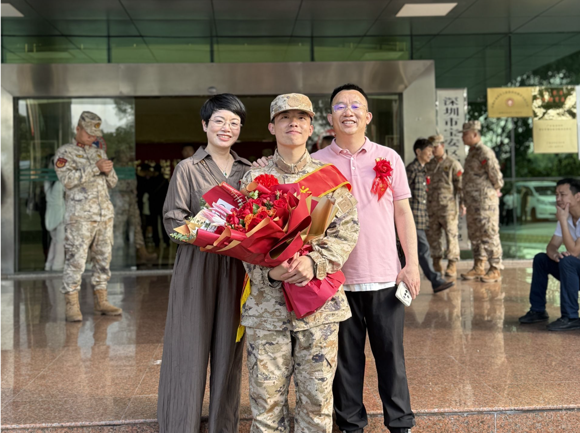 从211大学毕业后，深圳24岁小伙文昭豪选择了应征入伍……