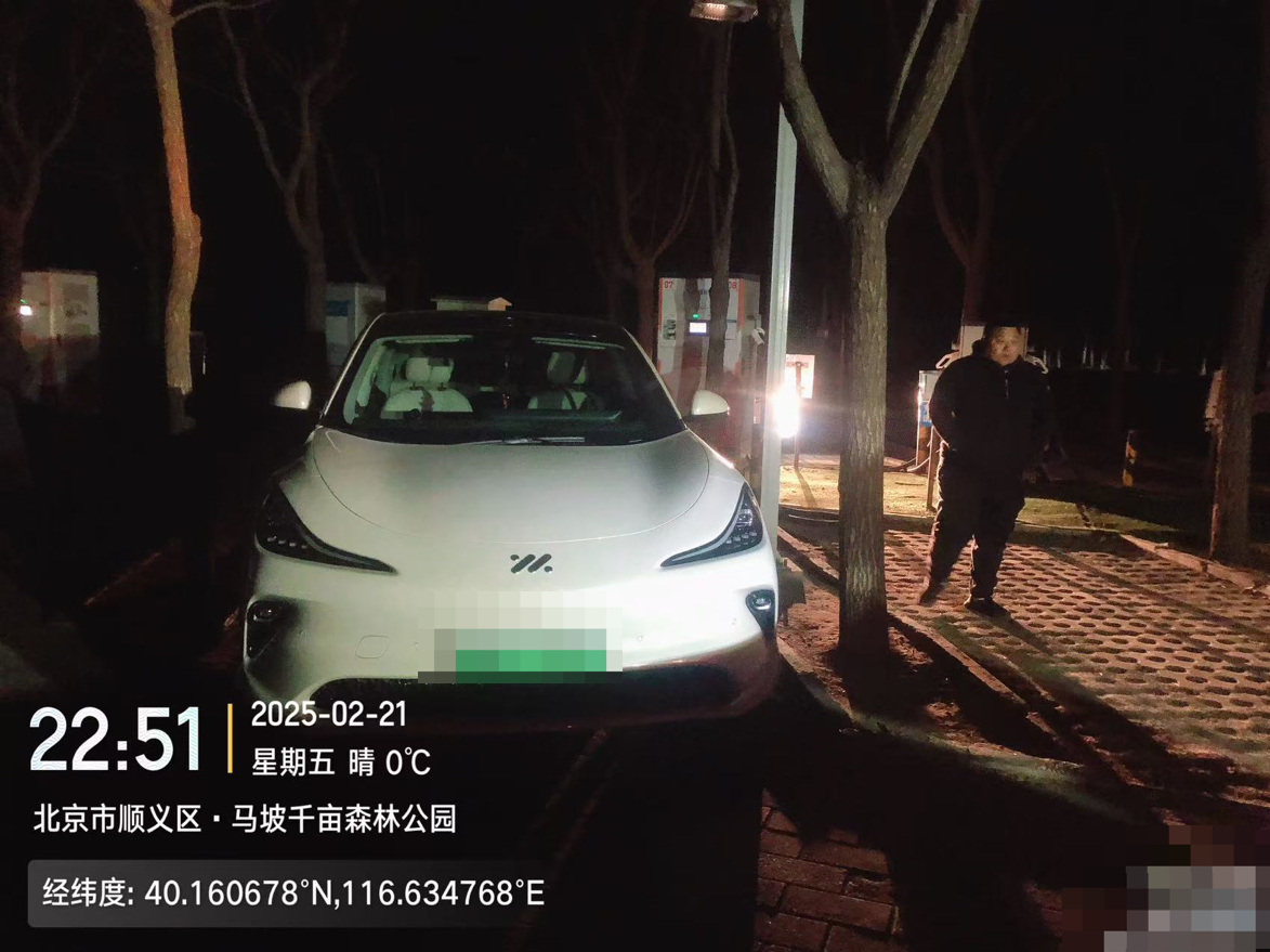 充个电，车却开不了？智己车主遭遇充电枪起火丨有料