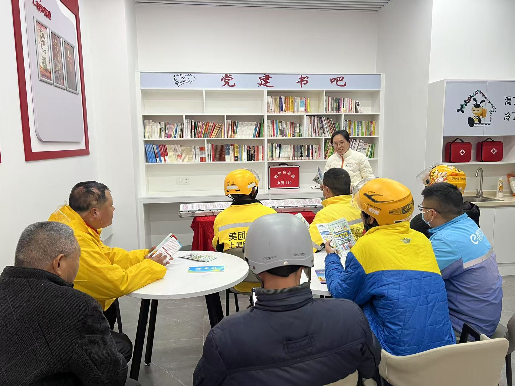 坪山区碧岭街道：“小哥”聚驿站，共筑禁毒防线