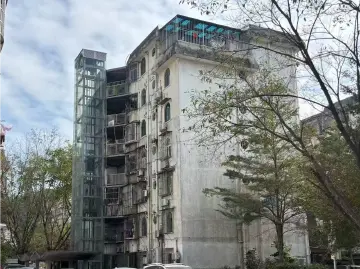 破解“悬空老人”出行难题：一部电梯里的深圳温度｜小区大件事
