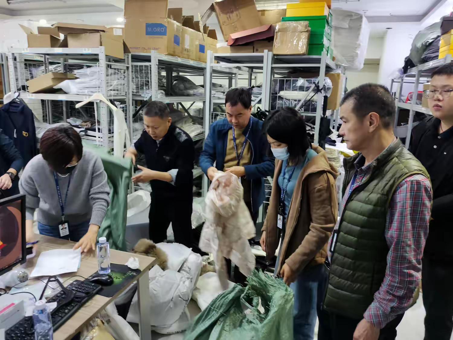南山市场监管局精准出击，端掉服装售假 “窝点”   