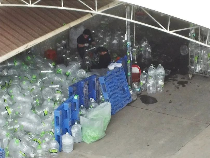 一次性饮用水桶竟循环使用？广东多地有售，记者调查→