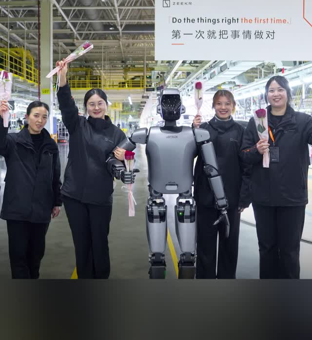 庆祝“三八”妇女节，深圳机器人上演铁汉柔情！