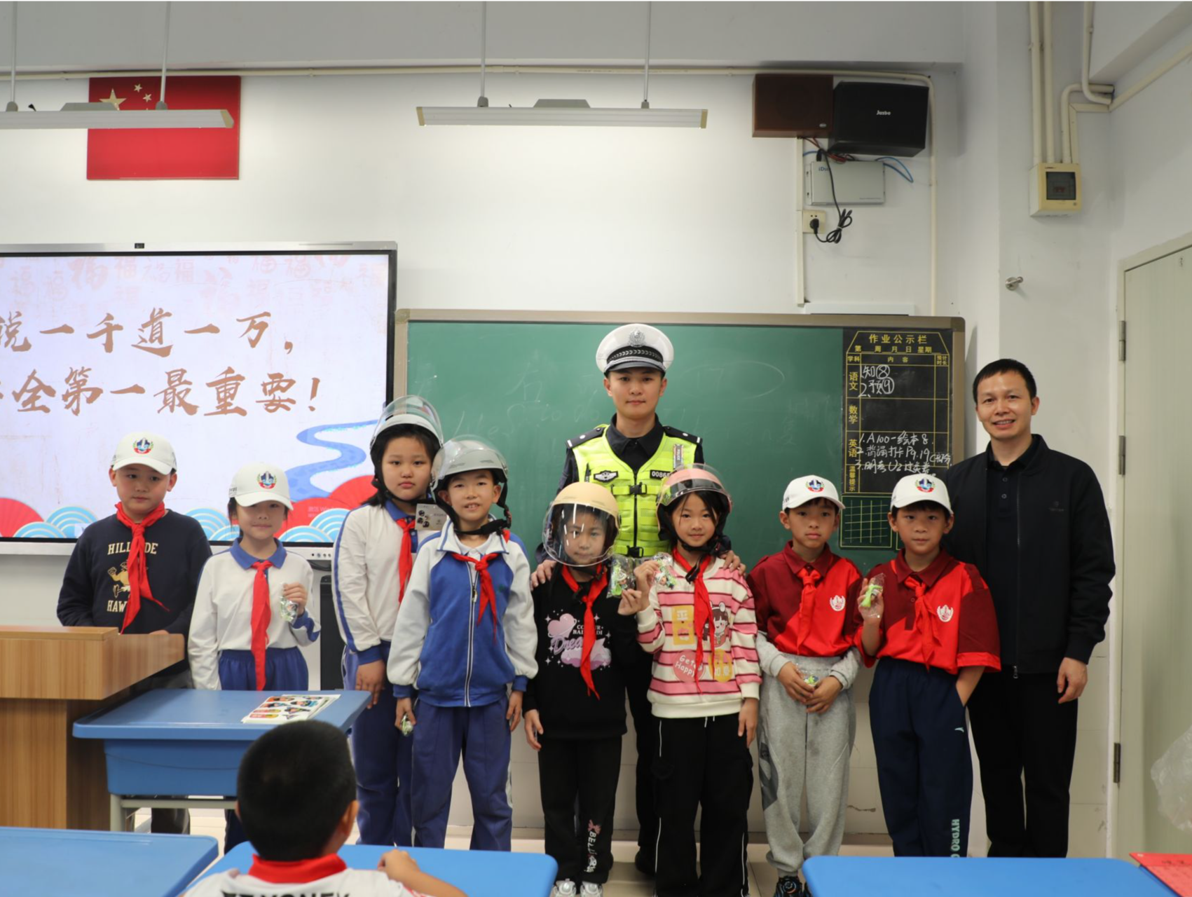 盐田交警进校园 爱心头盔守护“童”行安全