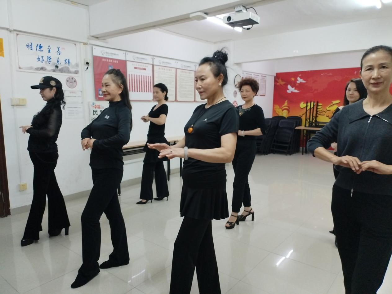 民新社区：学习“东方韵律”模特步，编织邻里文化纽带