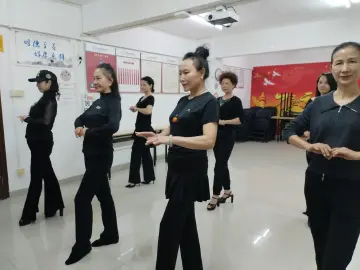 民新社区：学习“东方韵律”模特步，编织邻里文化纽带