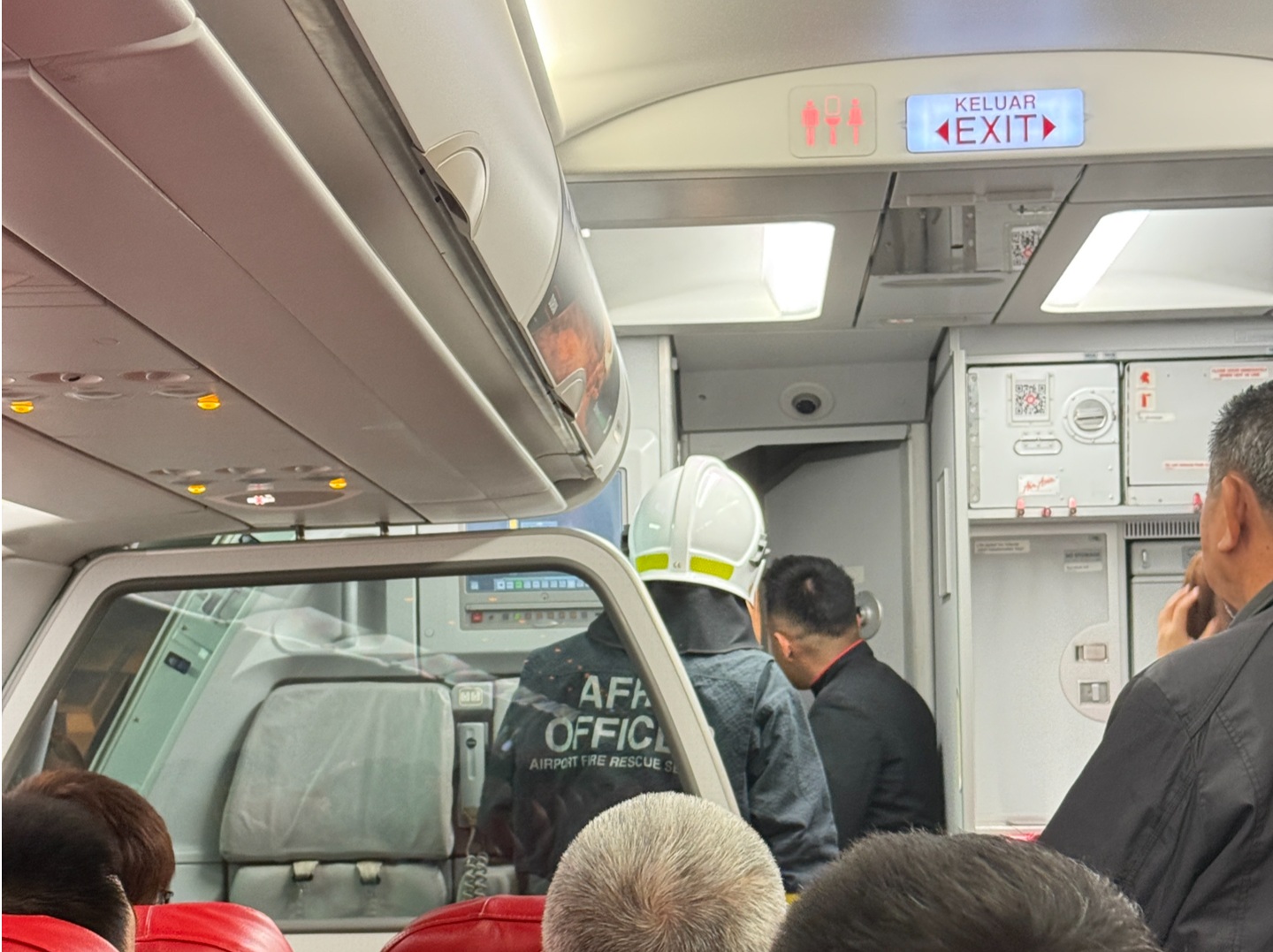 独家连线｜飞深圳航班“引擎起火”紧急返航！乘客：有人写下遗书备忘录
