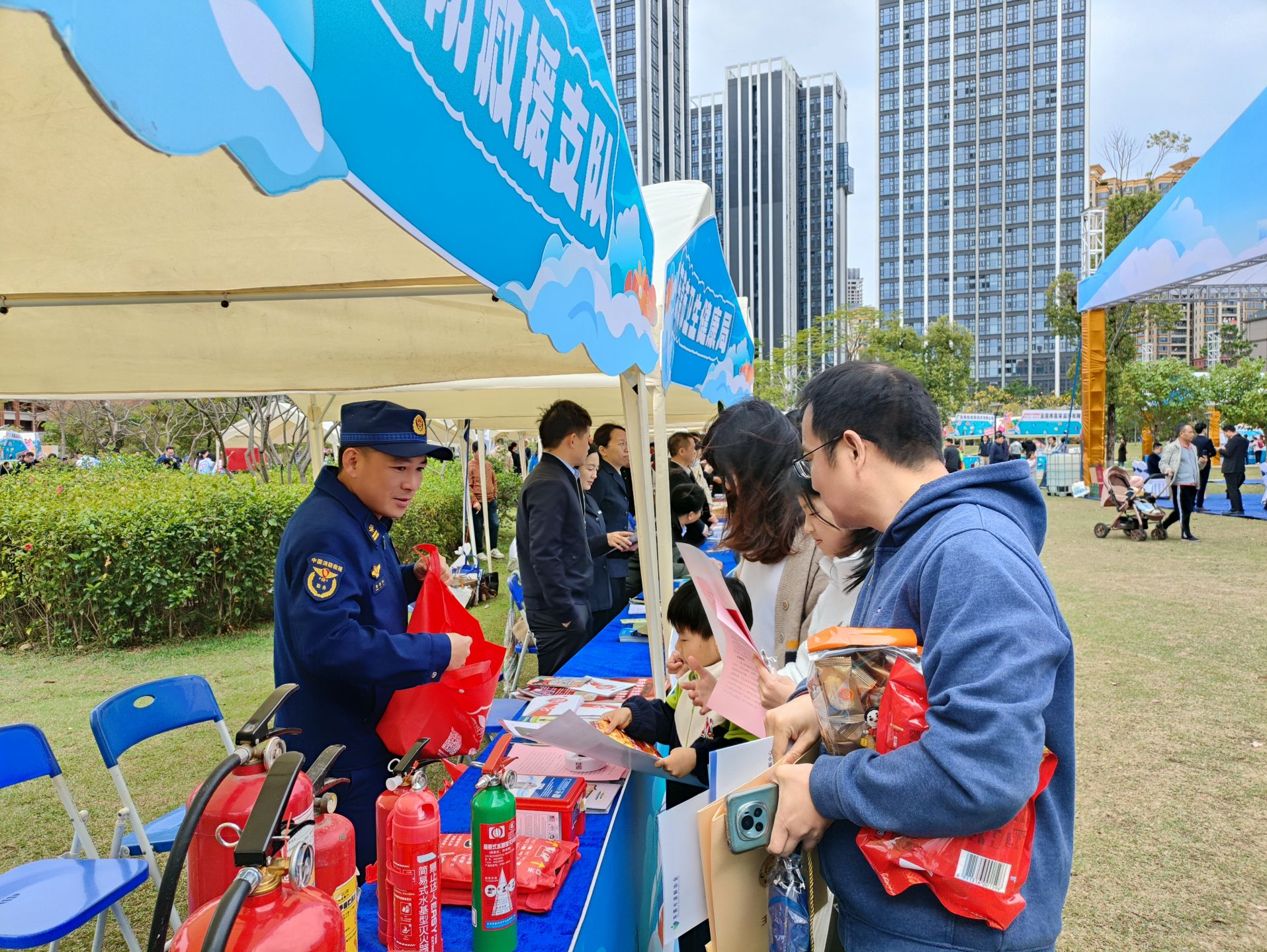 东莞消防联合市监部门宣传“3·15”消防产品知识