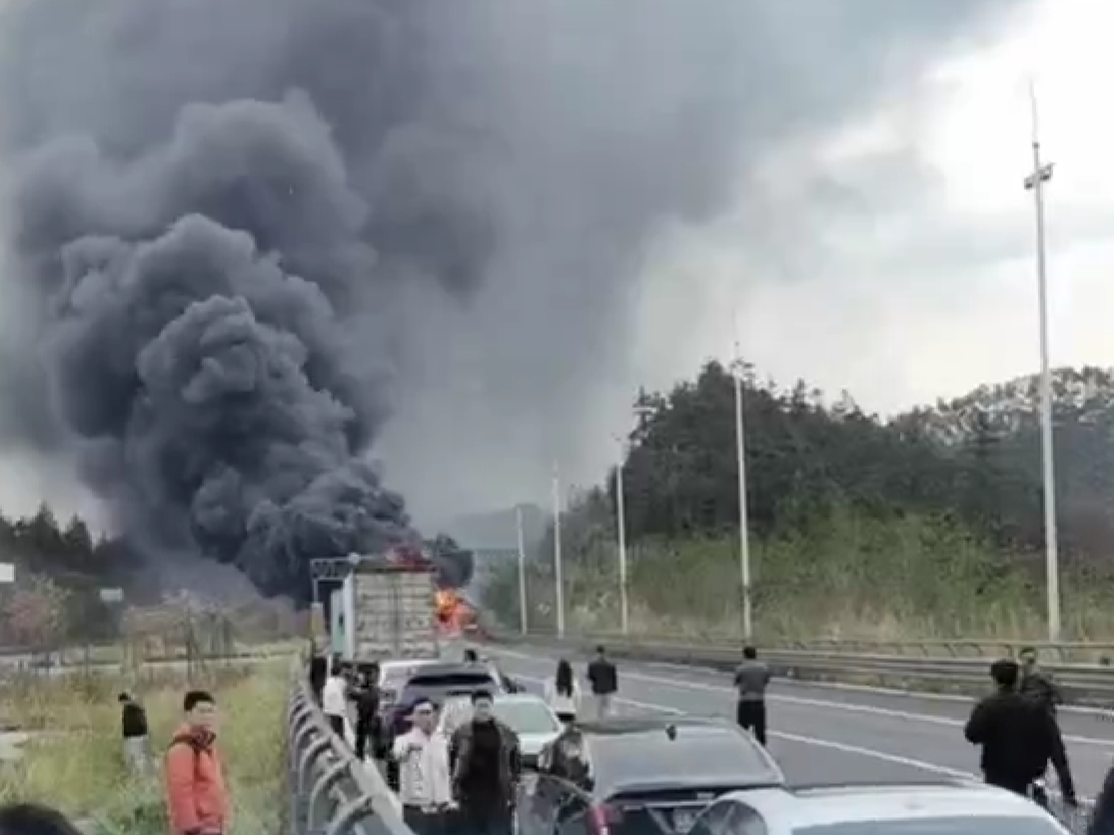 广连高速一货车起火侧翻致连环追尾，交警：无人员伤亡