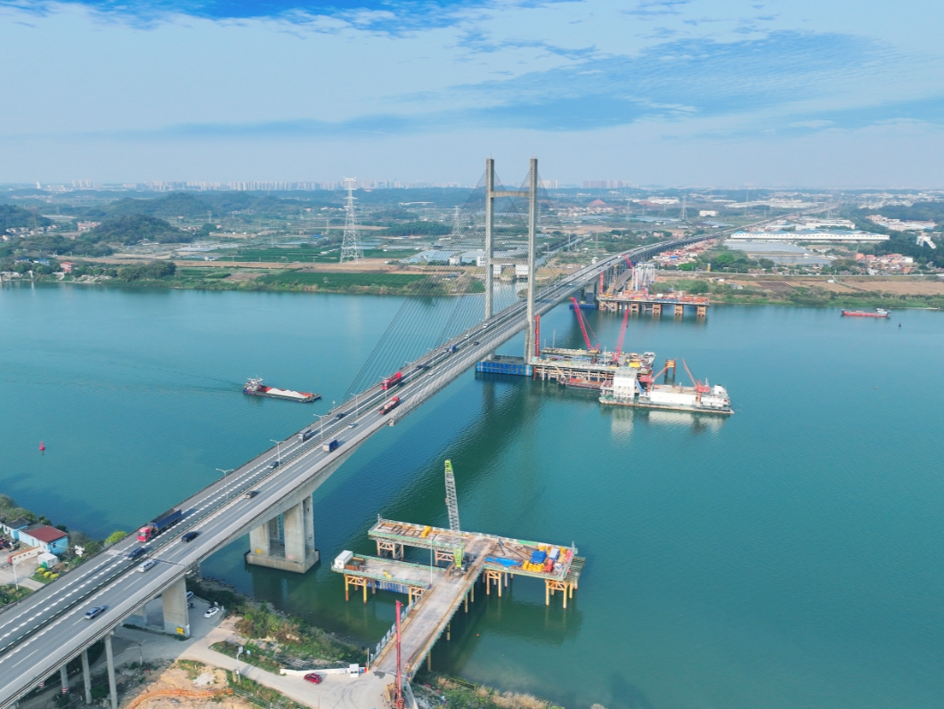 “破水而出”！广肇高速改扩建项目金马大桥首个主墩承台浇筑完成