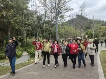 翠达社区组织长者开展春日踏青活动