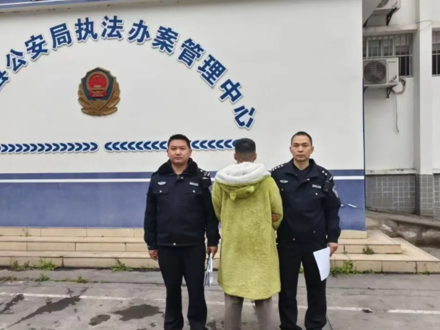 云南两男子手机招嫖被骗后报警：嫌疑人系男性伪装，已被刑拘