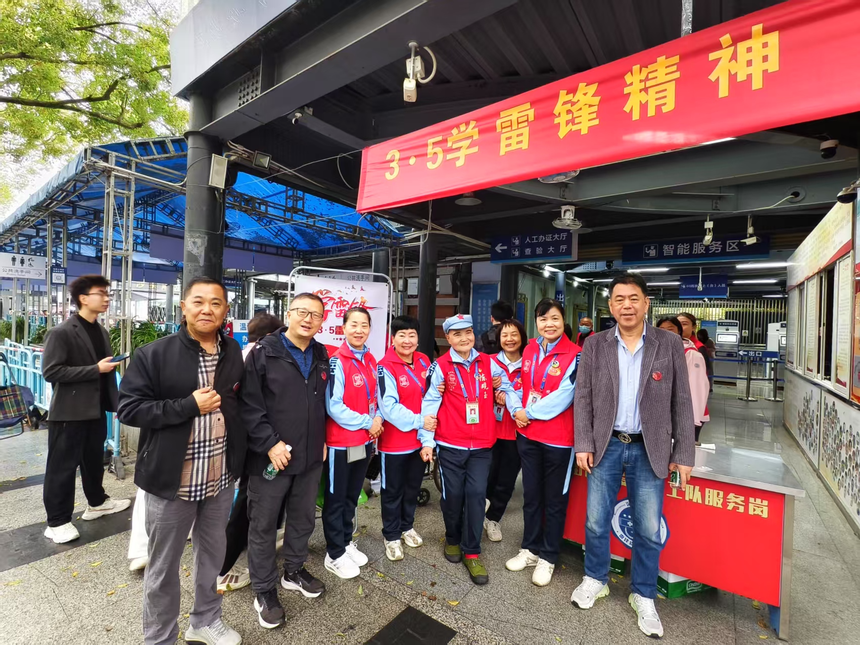 62载！八旬学雷锋模范陈观玉带领深圳中英街“红马甲”续写文明答卷