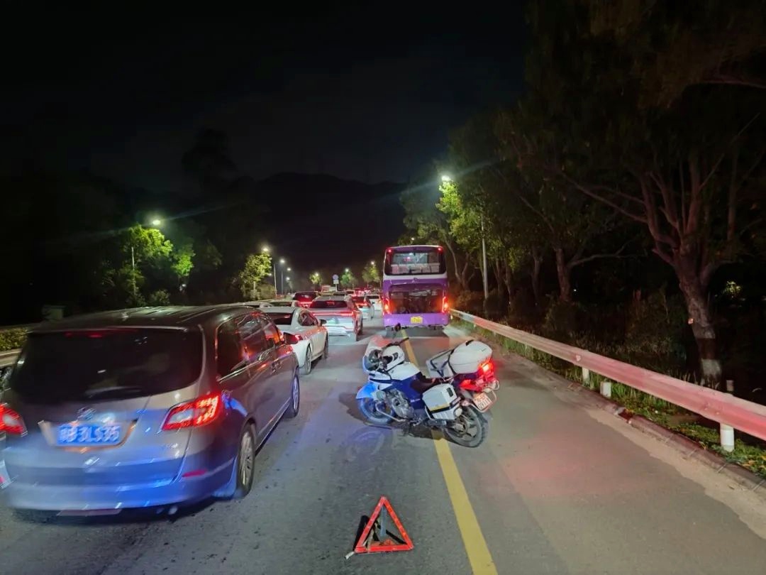 大巴车坏路上 交警及时转运滞留乘客