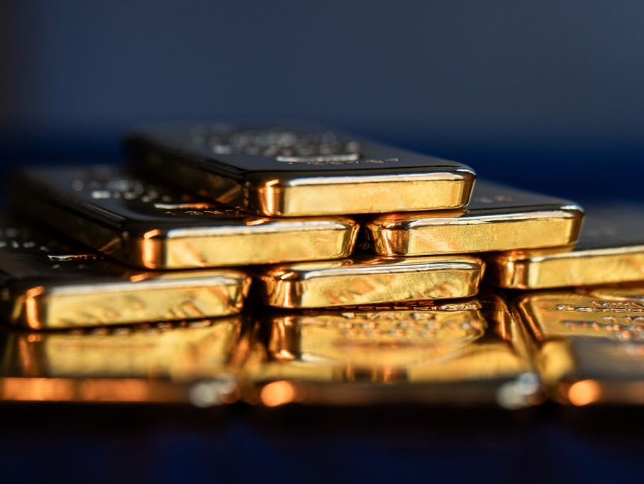 金价冲上3000美元，去年40次破纪录，为何是黄金在闪耀？