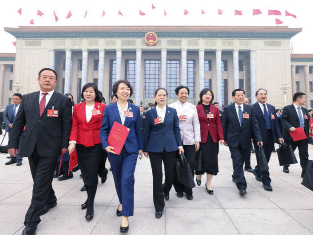逐梦春天里 同心向未来——十四届全国人大三次会议闭幕侧记 