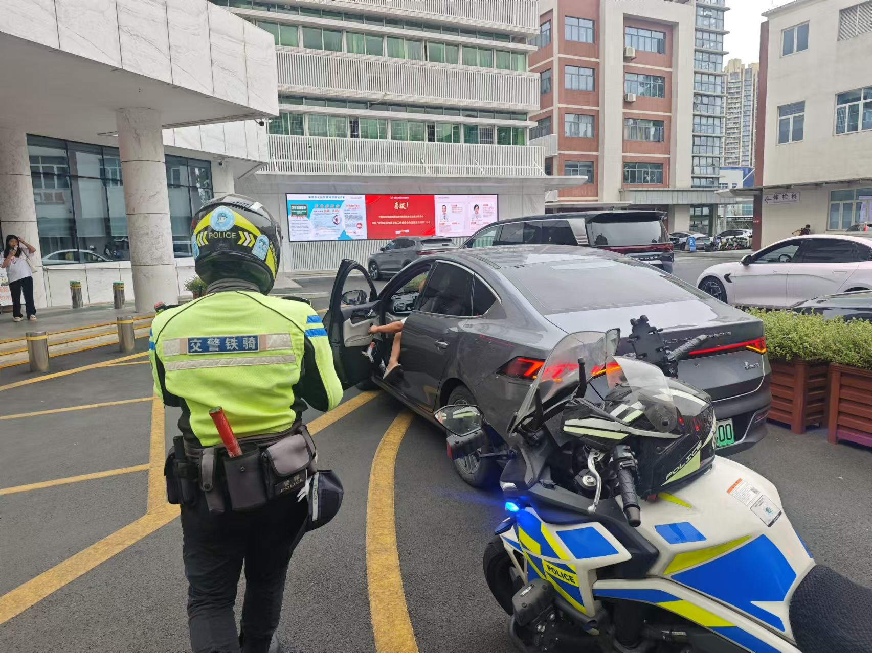 铁骑风驰 用“速度与温情”开辟救援通道 市民点赞深圳交警对求助有呼秒应及时援手