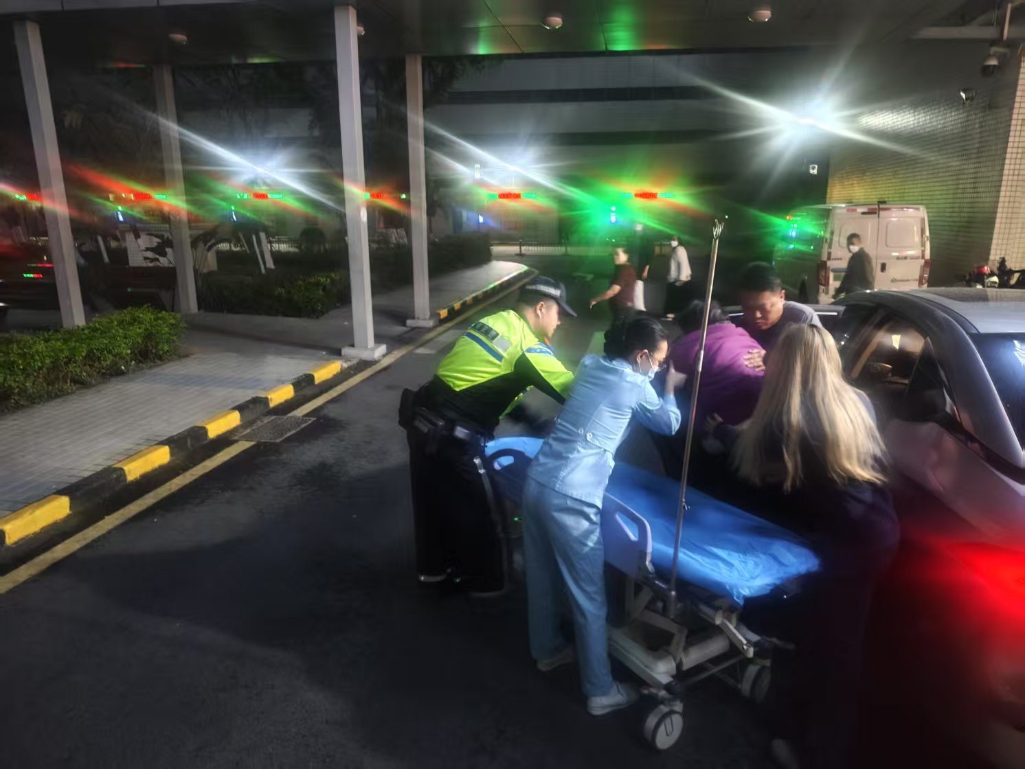 6 分钟紧急救援！龙岗铁骑为高烧老人开启生命通道