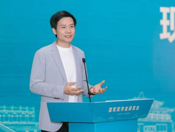 雷军回母校颁奖！他说年轻人最重要的是……