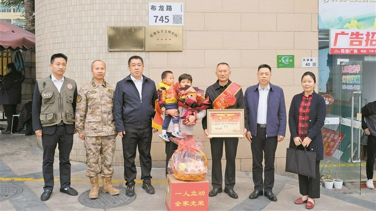 让家乡父老分享军人荣光！龙华为立功受奖军人家庭送喜报