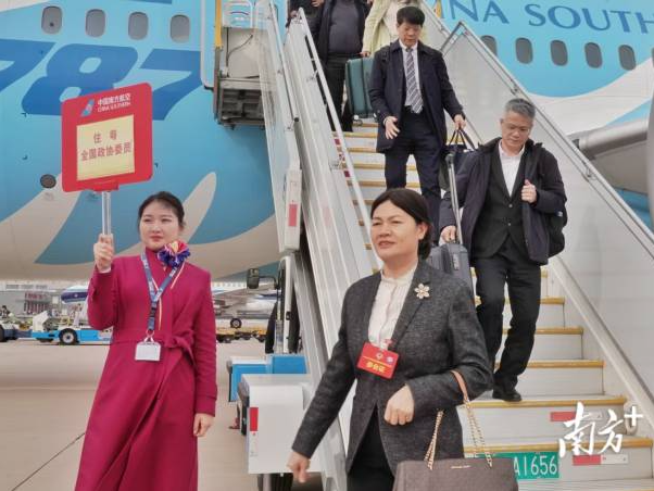 在粤全国人大代表、住粤全国政协委员顺利抵京