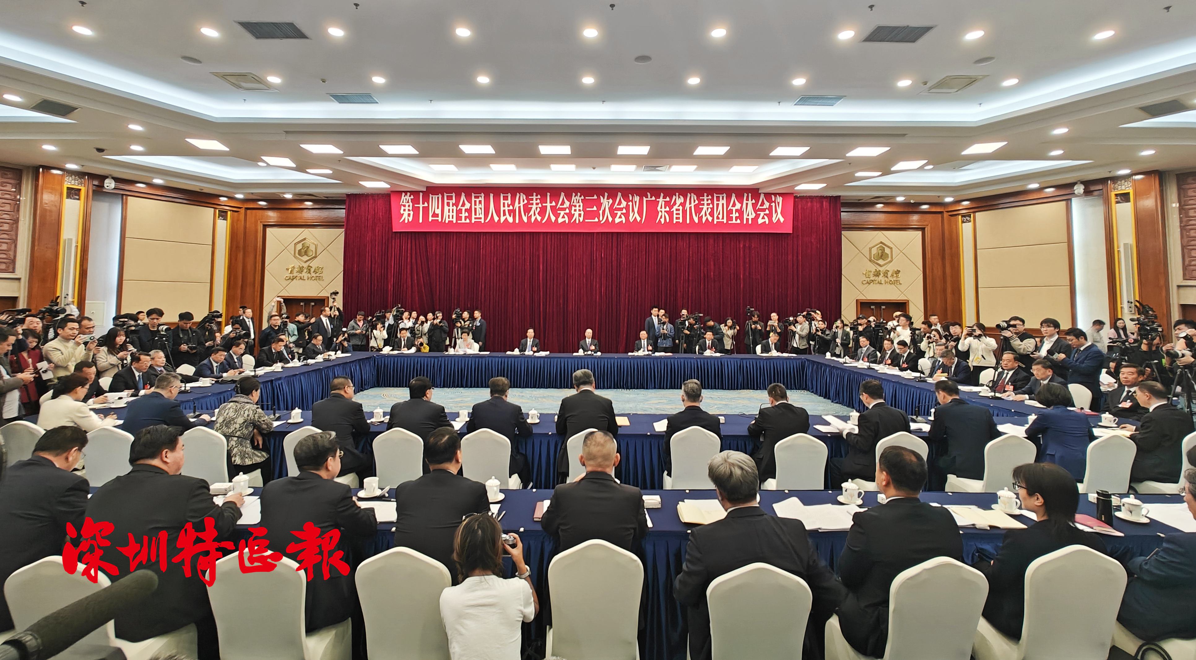 广东代表团开放进行中！为了让记者获得更好角度，省委书记邀请记者靠近拍摄