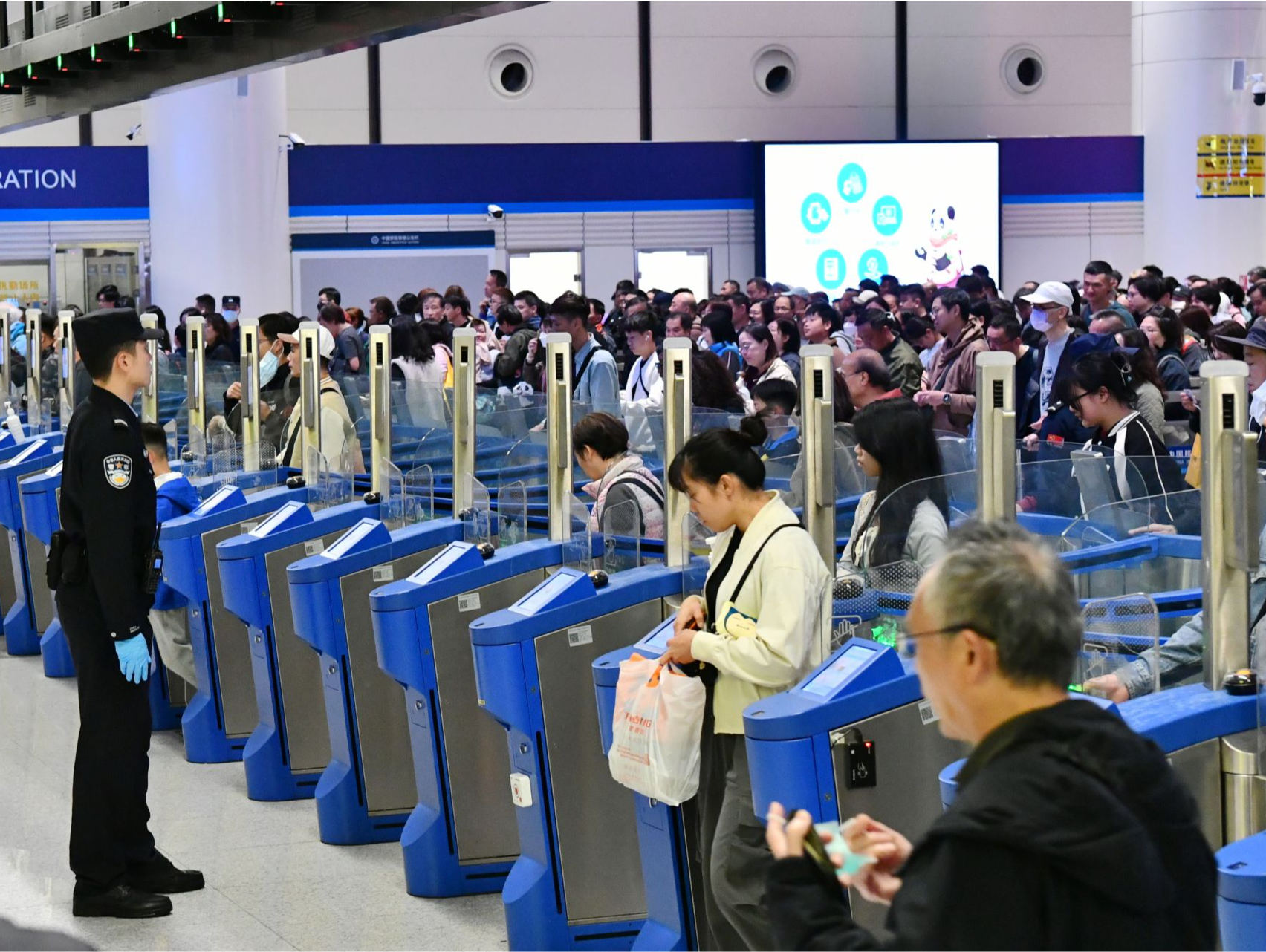 新纪录！莲塘口岸单日通关量突破11万人次