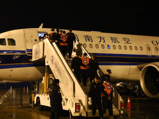 2255名缅甸妙瓦底地区的中国籍涉诈犯罪嫌疑人被押解回国
