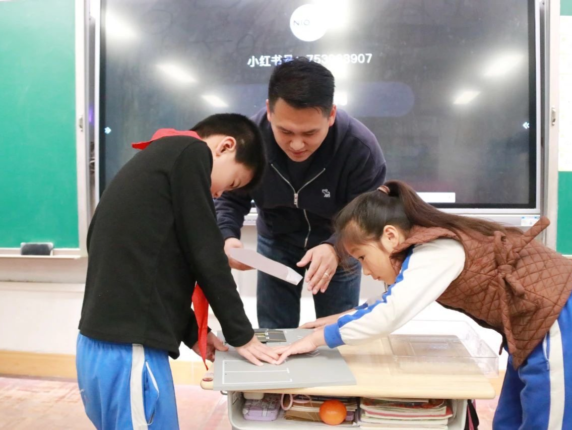 爸爸给我当“老师” 这个小学课堂受热捧
