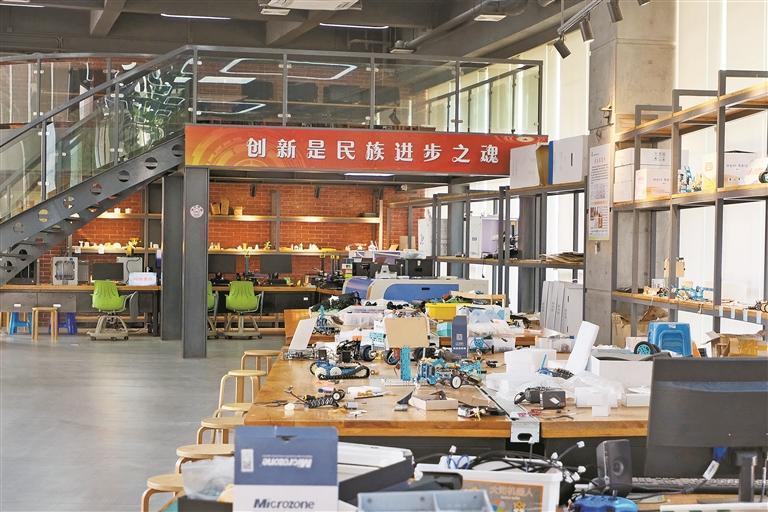 盐田高级中学高一学生袁浩泰是个小小发明家  学校给他开了间专属“光电学习室”