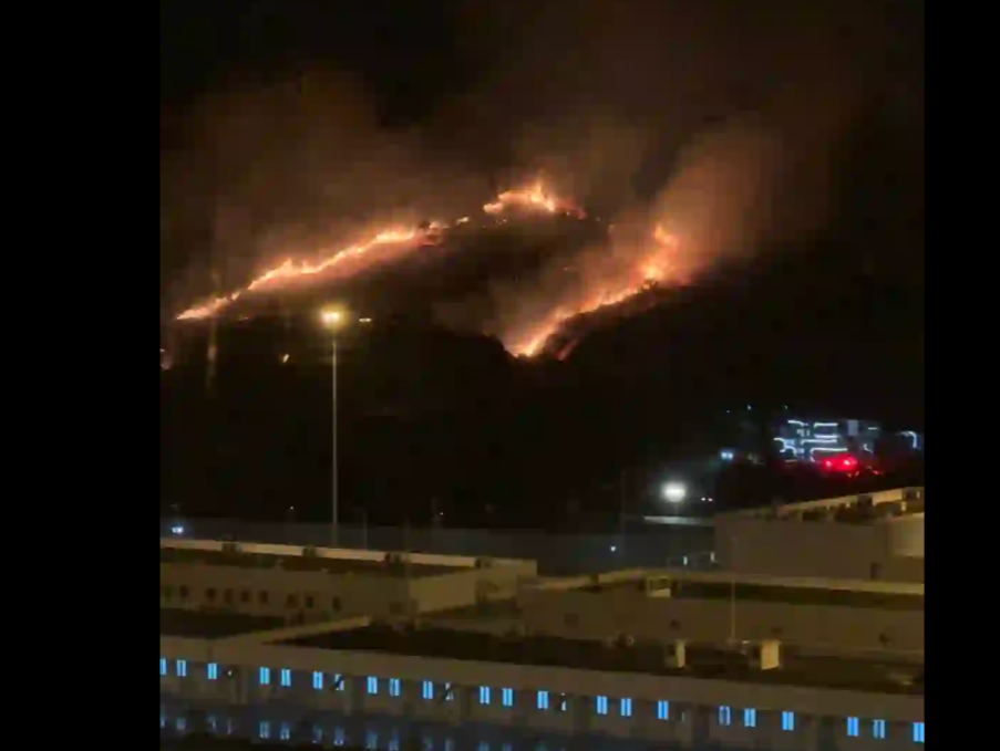 杭州市余杭区发生山火，仍在扑救中