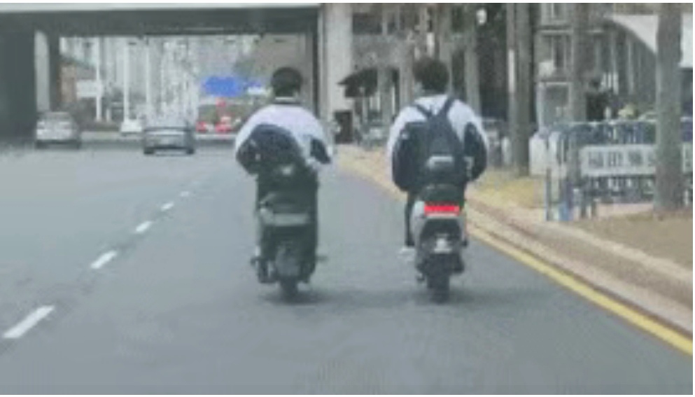 两名学生如此骑电动自行车 深圳交警找上门