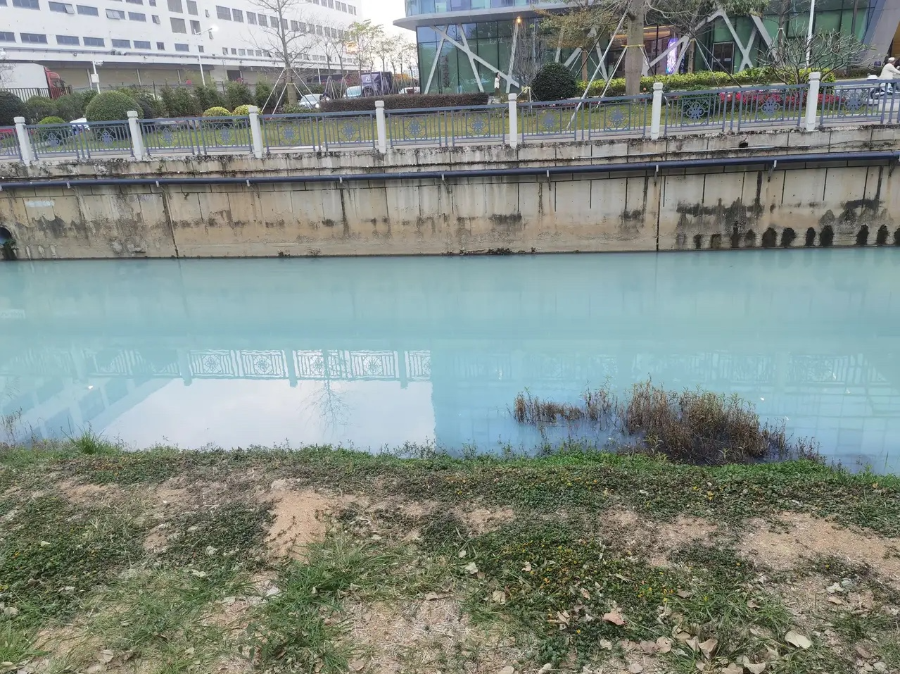 整条河道被“染色”？主管部门回应：管道污垢冲刷入河所致 | 城市环境卫生随手拍