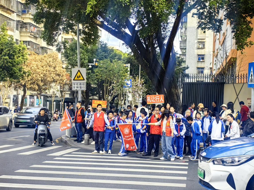传承雷锋精神，深圳公交人护航学子出行路